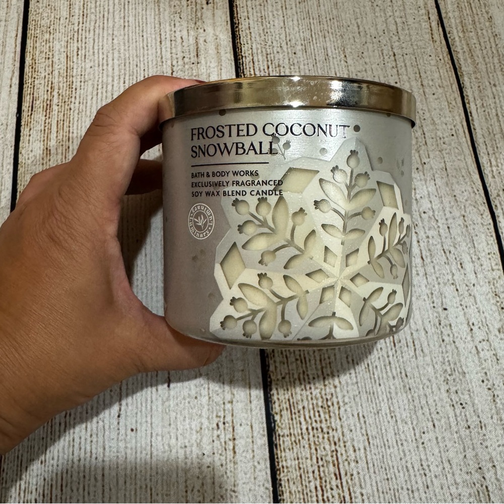 NWT Bath & Body Works Frosted Coconut Snowball Candle - Cream and Silver 3 Wick
